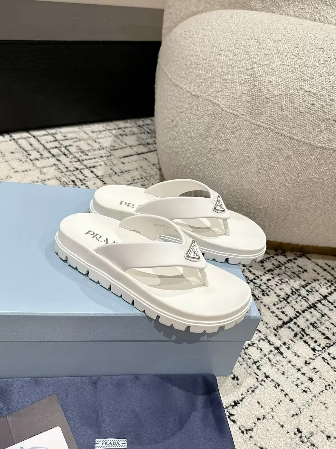 👟👟Ex-factory price 420👟👟 Men's size +10 Couple model Prada 24/ Hot summer hot thick-soled herringbone flip-flops Prada's herringbone flip-flops are a must-have and versatile style for the travel season! ✔️Code number: 39-45 for men, 35-40 for women (customized 40 for women, 45 for men)